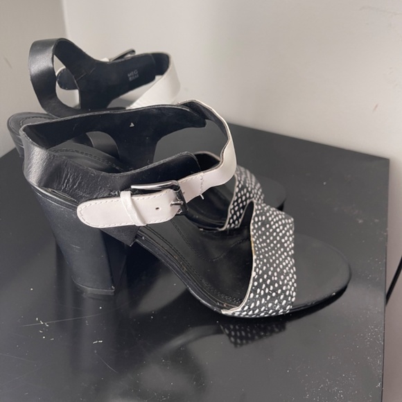 Tahari Women sandals size 8 1/2 - Picture 3 of 7